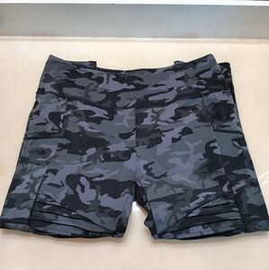 CVG Constantly Varied Gear Women’s XL Camo Capri Leggings